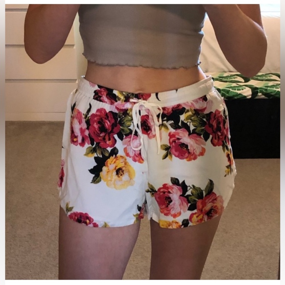Kendall & Kylie size S beautiful floral shorts with white background. {1041}